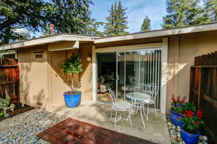 Photo of Sierra Meadows apartments back patio